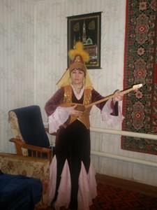 тамаба исполняет казахские свадебные песни, аккомпанируя на домбре.