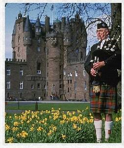 Шотландский замок и волынщик