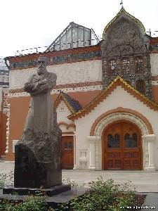 Памятник основателю галереи — Павлу Третьякову