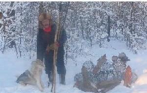 Кадровый охотник с собакой-ондатроловом и орудия отлова ондатры
