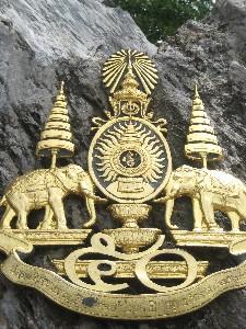 Золотая фигурка возле статуи Великого Будды, г. Паттайа, Таиланд