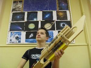 Многоствольный самострел, сделанный из дерева учеником школы №1212 г. Москвы Безродных Дмитрием