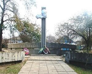 Один из памятников героям в городе Суровикино.
