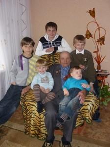 Кустов Василий Егорович с правнуками