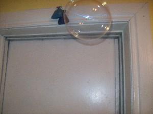 Мыльный пузырь размером 20 см поднялся на высоту более 2 метров