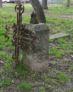 Сохранившийся крест – символ Тернового кладбища