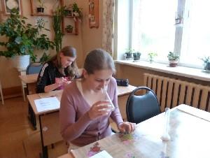 Ирина Басова (на переднем плане) исследует запах воды