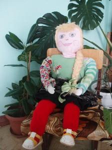 Кукла Маша — изготовлена из использованных вещей.