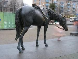 В сентябре 2002 г. у фонтана на Комаровке в Минске установили скульптуру лошади. Скульптор Владимир Жбанов