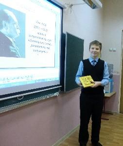 Пономаренко Егор со своим изделием.