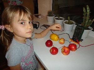 Даша проводит эксперимен с разным количеством фруктов, пытаясь сделать так, чтобы светодиод загорелся